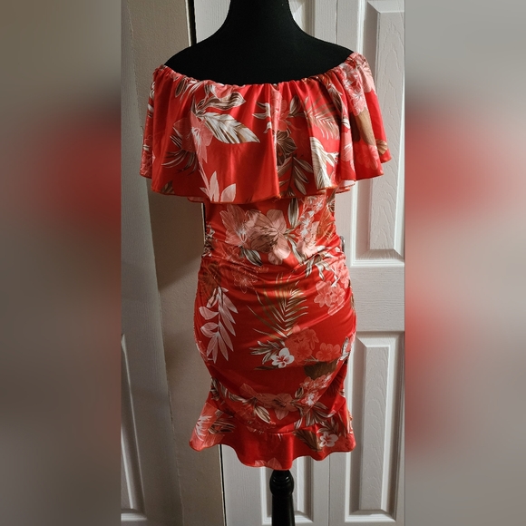 Off-shoulder Ruffle Trim Dress - Picture 2 of 4